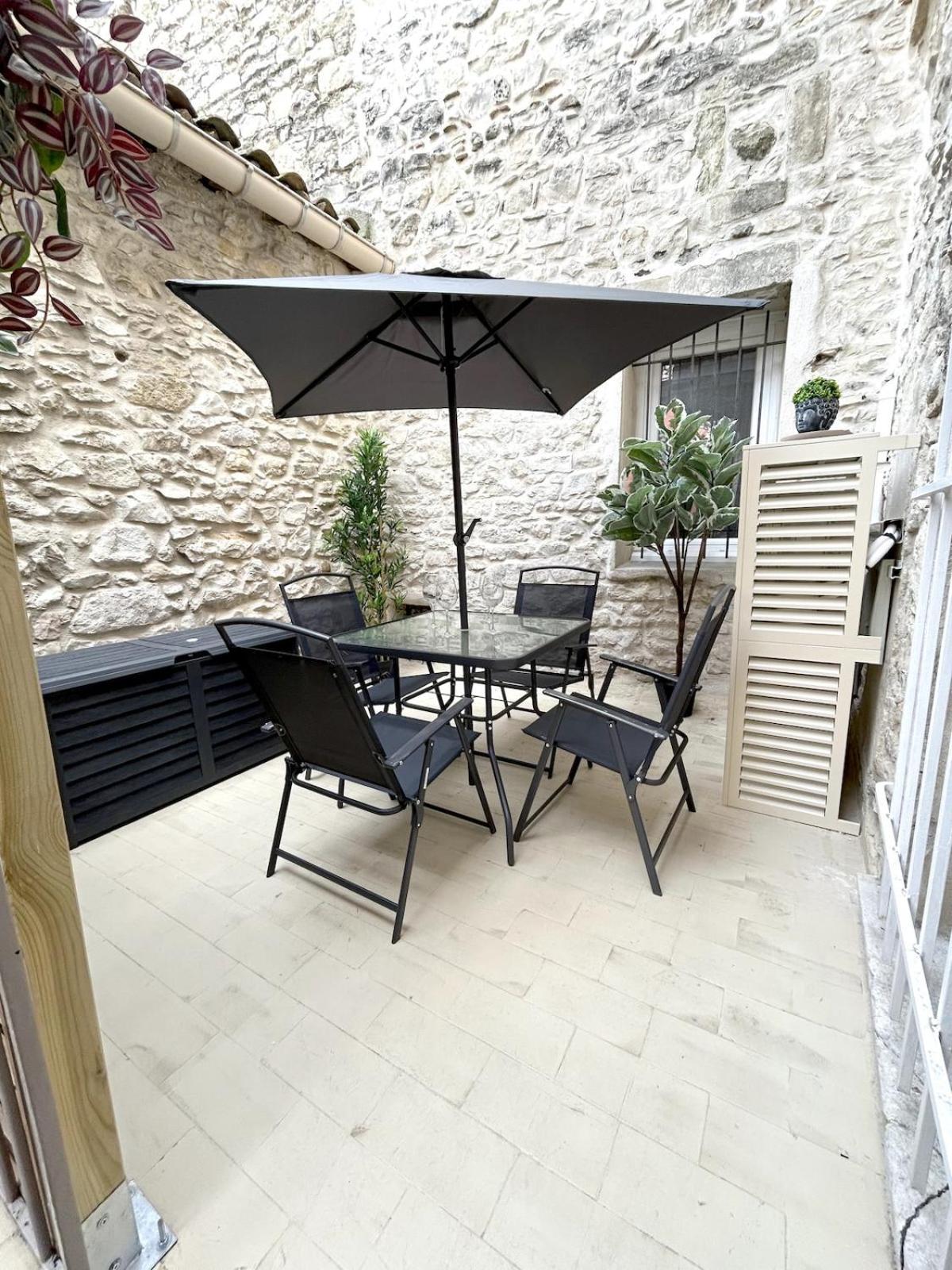 Le Cosy Nimois, Charme Et Terrasse Au Coeur De * Nimes